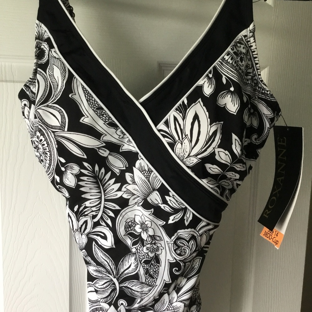 Roxanne black and white bathing suit size 14 38 DD